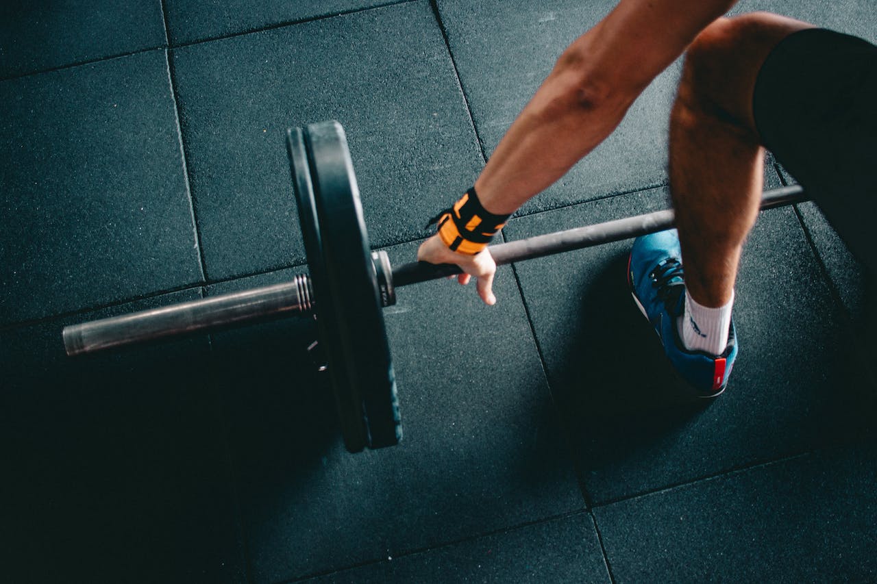 Crushing Your Fitness Goals: A Guide for 2024 Photo by Victor Freitas